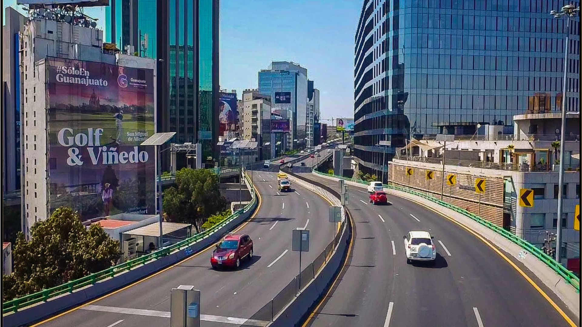 Muro publicitario en puente