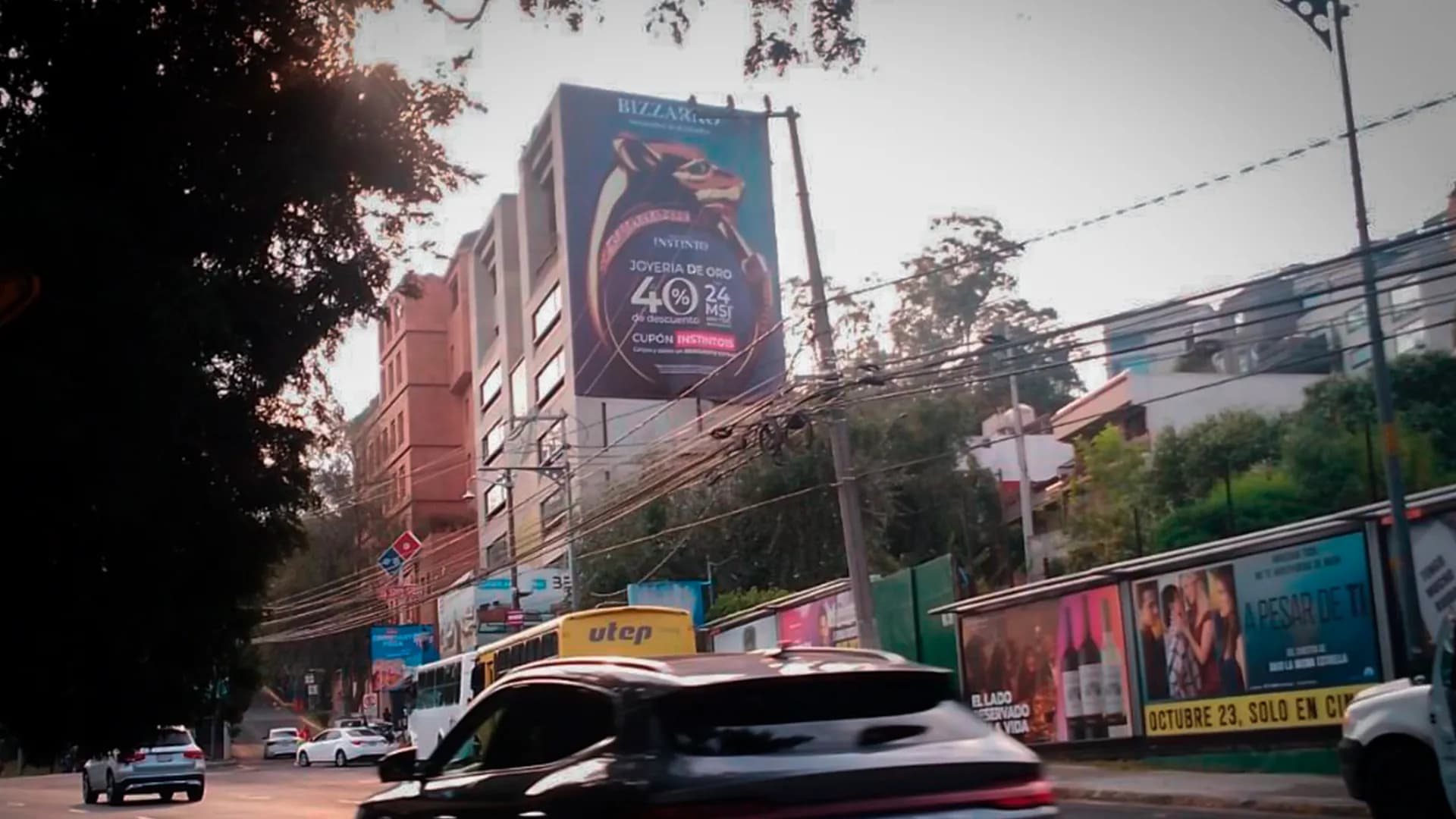 Muro publicitario en edificio